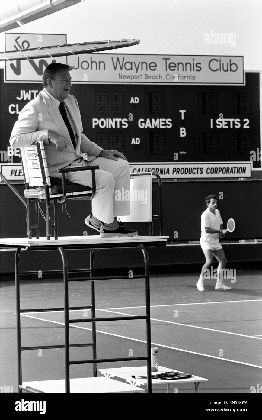 John Wayne qui stars dans 'Brannigan'. Vu ici à son club de tennis. 8 juin 1975 Banque D'Images