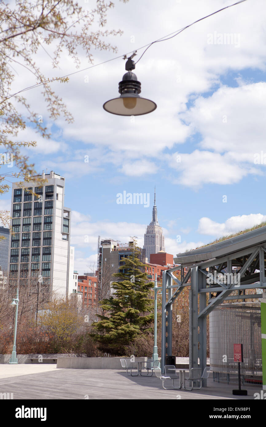 Empire State Building vu de New York's Chelsea Piers Banque D'Images
