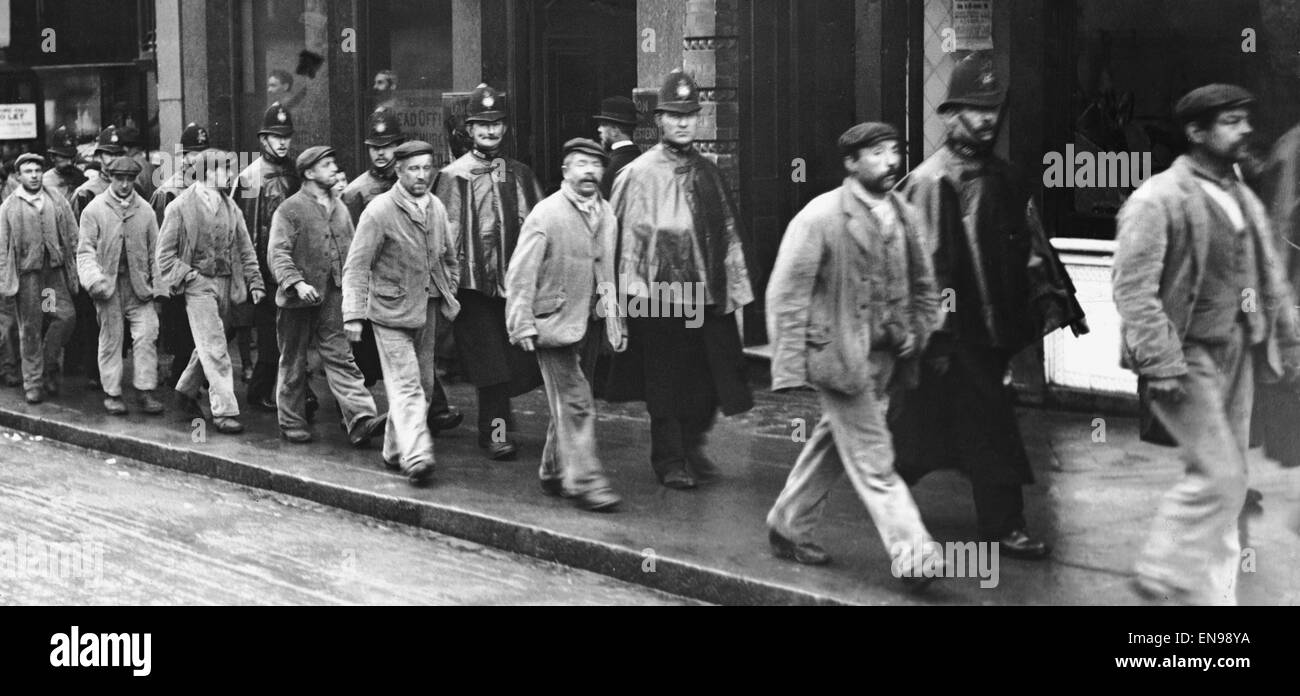 Certains des détenus Workhouse Belmont sont conduits à la prison de Wandsworth suivant leur apparence de la cour pour l'émeute au Sutton workhouse, sur la qualité de la nourriture servie. 16 Décembre 1910 Banque D'Images