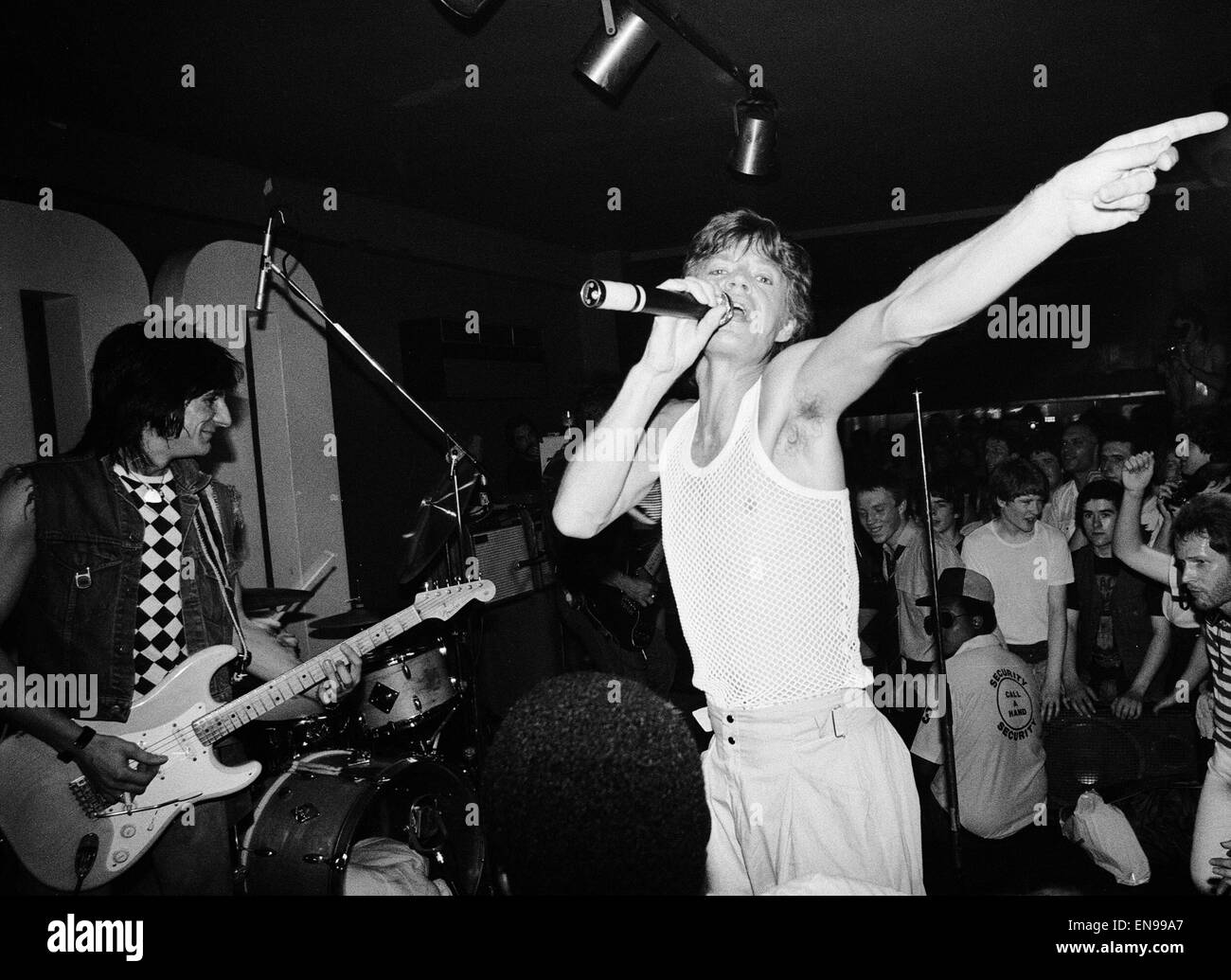 Mick Jagger et Ronnie Wood au London's Club 100 où les Rolling Stones ont joué un peu surprise concert clé pour invités fans avant leur tournée européenne. 31 mai 1982. Banque D'Images