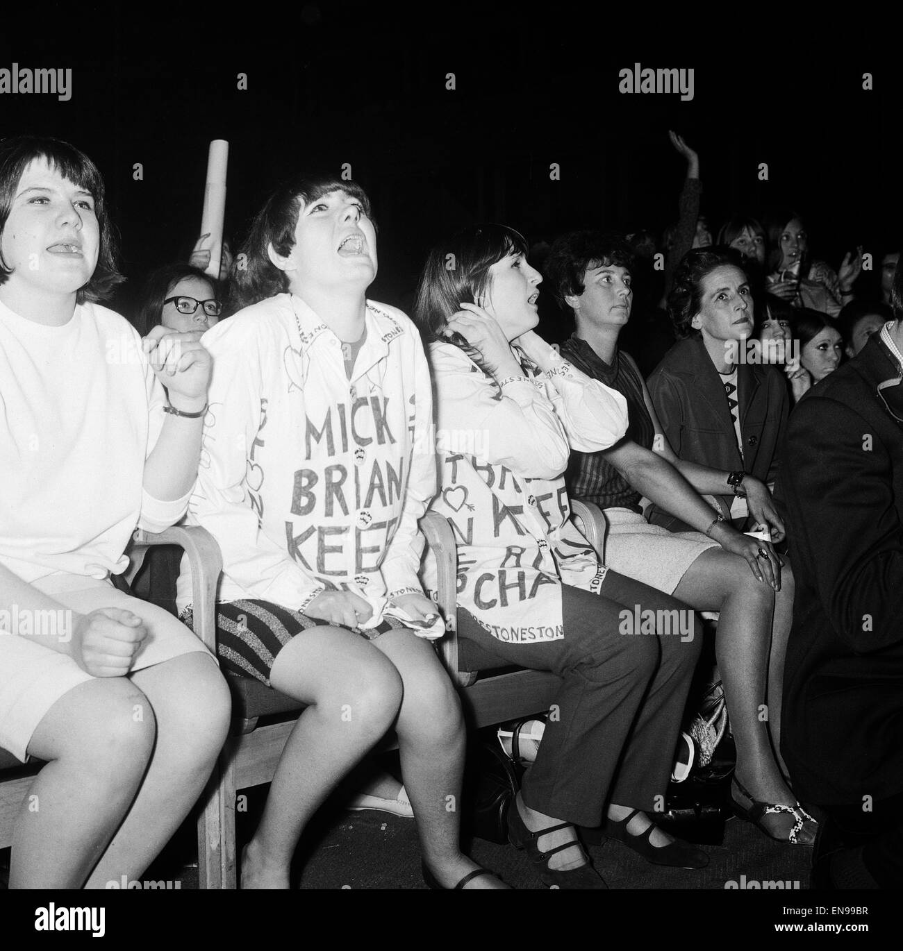 Les Rolling Stones au Royal Albert Hall, leur première tournée britannique dans une année. Les fans excités dans la rangée avant. 23 Septembre 1966 Banque D'Images
