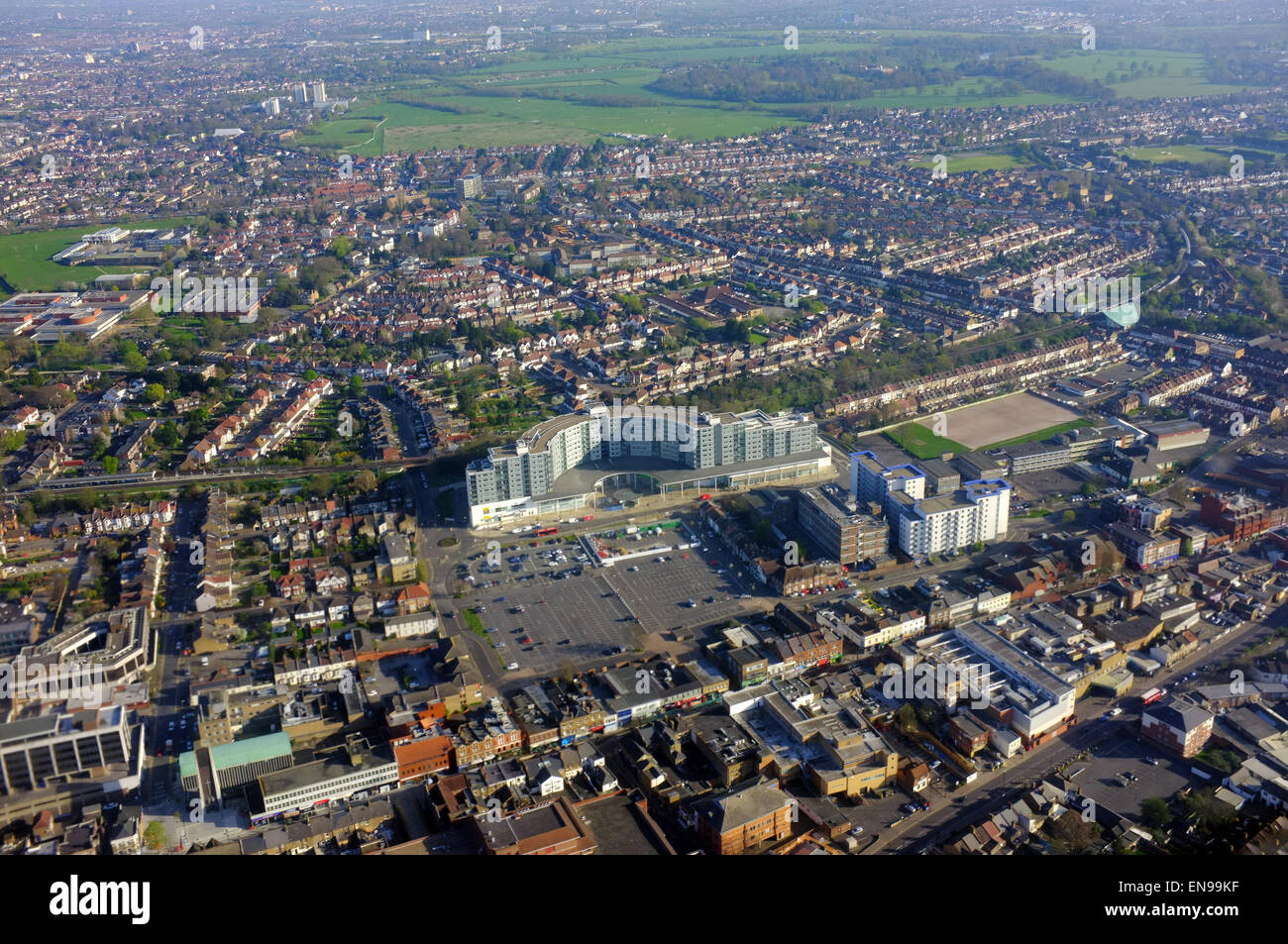 Une vue aérienne de Hounslow Asda prises à partir d'une approche de l'avion d'atterrir à l'aéroport de Heathrow. Banque D'Images
