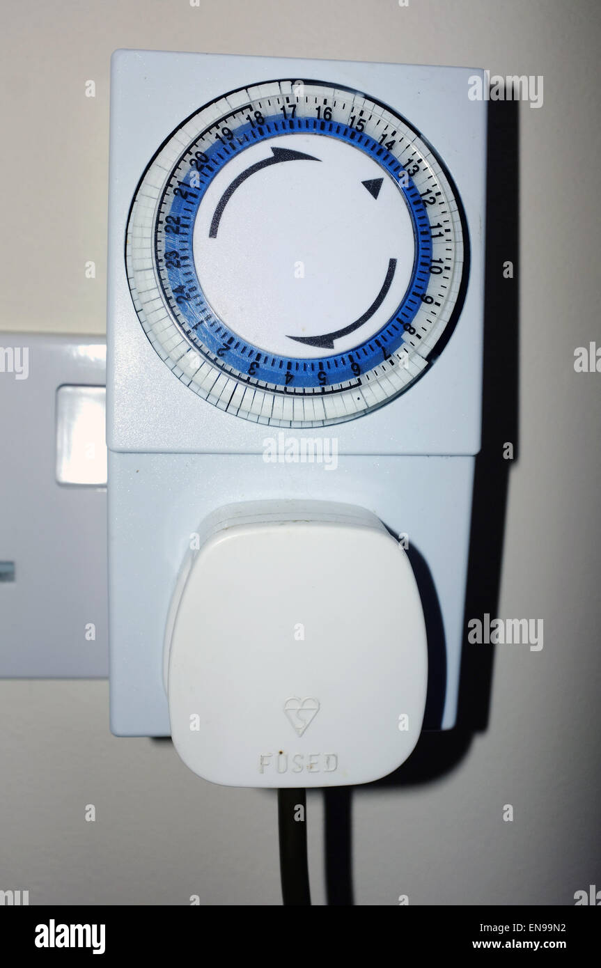 Un compteur électrique branché sur une prise 3 broches britannique au Royaume-Uni. Banque D'Images