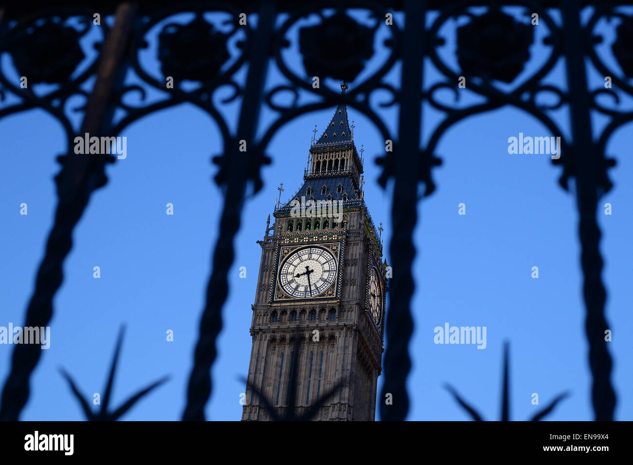 Le Big Ben, la tour de cloche Elizabeth Tower avec les principaux bell Big Ben, photographié dans la soirée au cours de l'heure bleue à travers une barrière en fer forgé à Londres, Angleterre, 29 avril 2015 . Photo : Jens Kalaene/dpa Banque D'Images