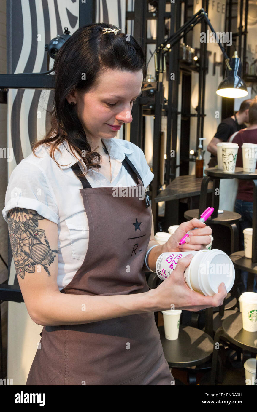 Londres, Royaume-Uni. 30 avril 2015. Un Starbucks barista s'appuie sur des tasses à café pour les clients. Le London Festival du café s'ouvre à la Old Truman Brewery, Brick Lane, et se termine à 3 mai 2015. Credit : Nick Savage/Alamy Live News Banque D'Images