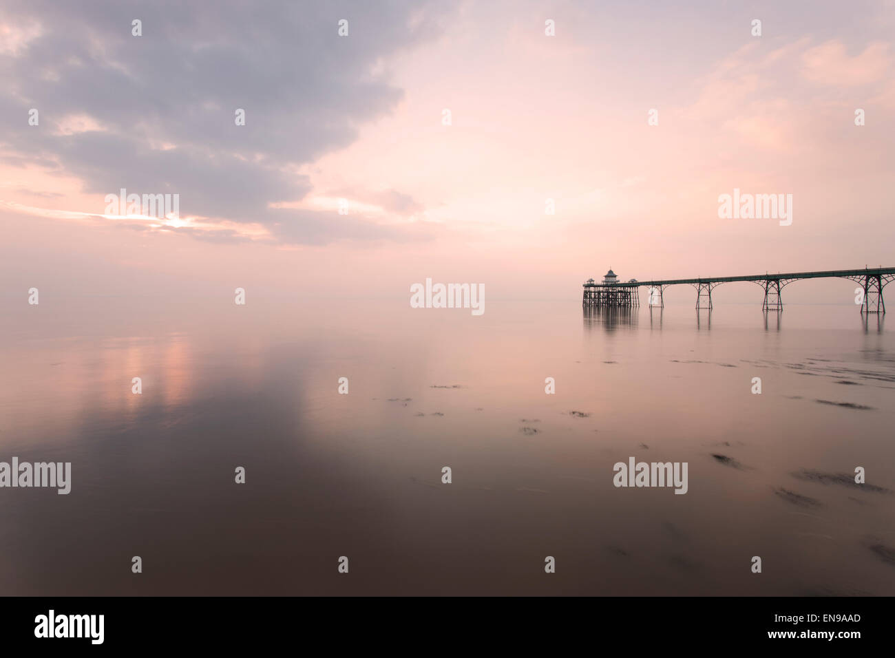 Clevedon Pier au coucher du soleil. Banque D'Images