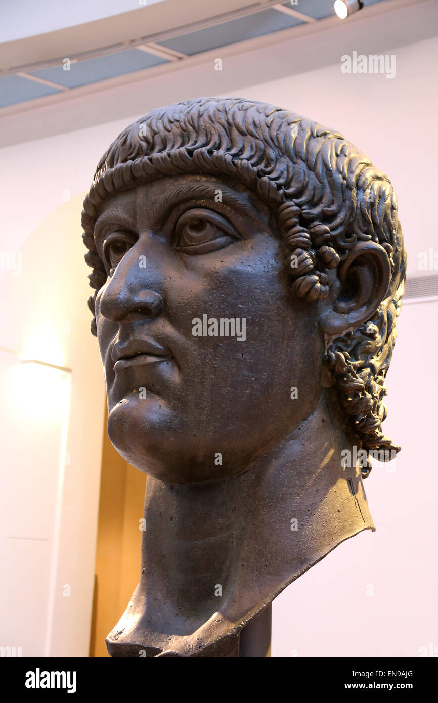 Tête colossale en bronze de Constantin I (272-337 AD). 4ème ANNONCE de siècle. Les musées du Capitole. Rome. L'Italie. Banque D'Images