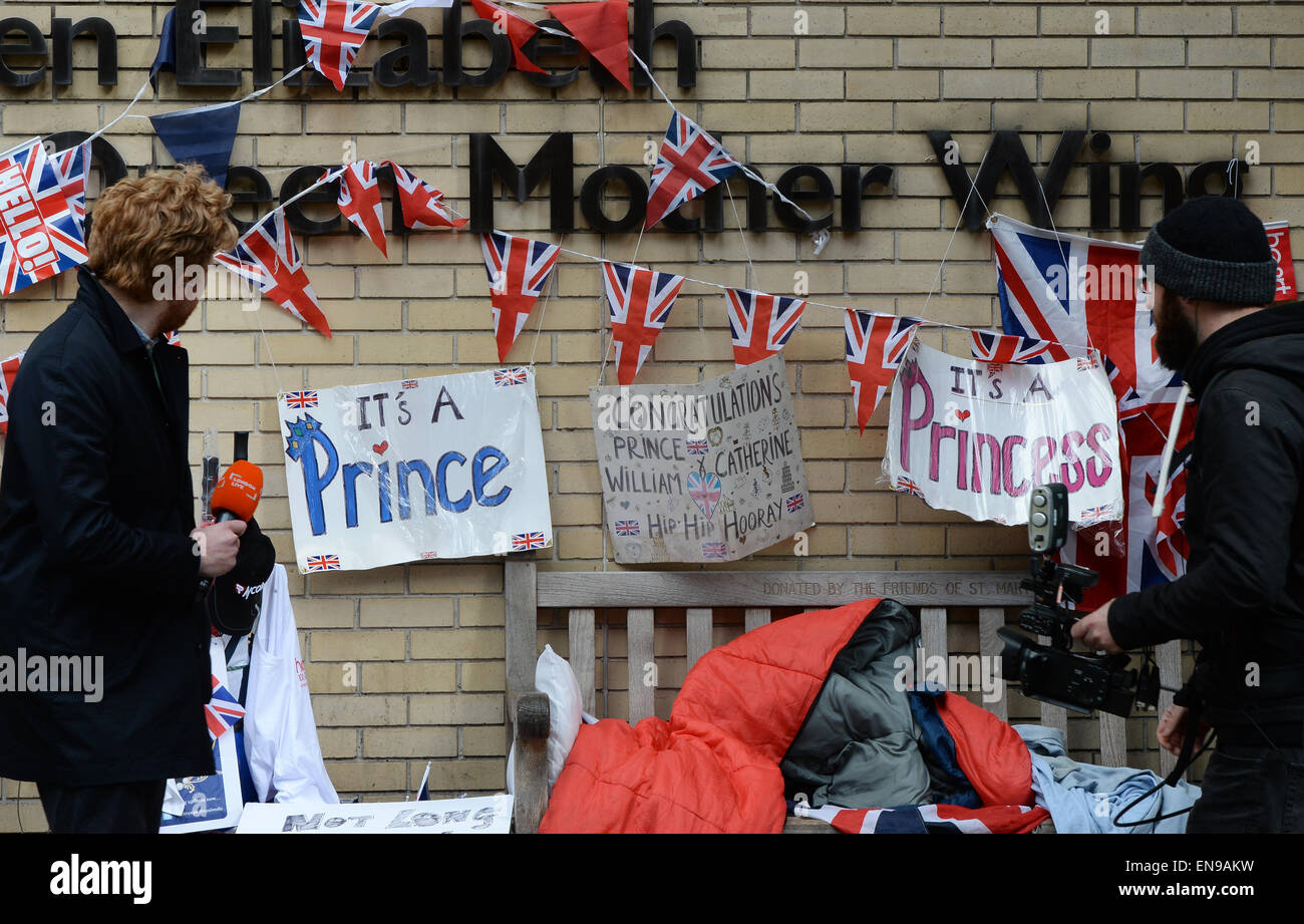 Londres Royaume Uni Apr 30 15 Les Journalistes Rapport De L Aile Reine Mere A St Mary S Hospital Ou La Famille Royale Fans Attendre Le Prince William Et Kate Le Deuxieme Bebe A Londres
