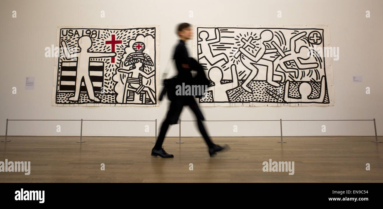 Munich, Allemagne. Apr 30, 2015. Un visiteur regarde autour de l'exposition 'Keith Haring - La ligne politique" à Munich, Allemagne, 30 avril 2015. La plupart des photos grand format et les objets peuvent être vus dans la Kunsthalle de l'Hypo-Cultural Foundation jusqu'au 30 août 2015. L'artiste a laissé la plupart de son œuvre sans titre. Photo : PETER KNEFFEL/dpa/Alamy Live News Banque D'Images