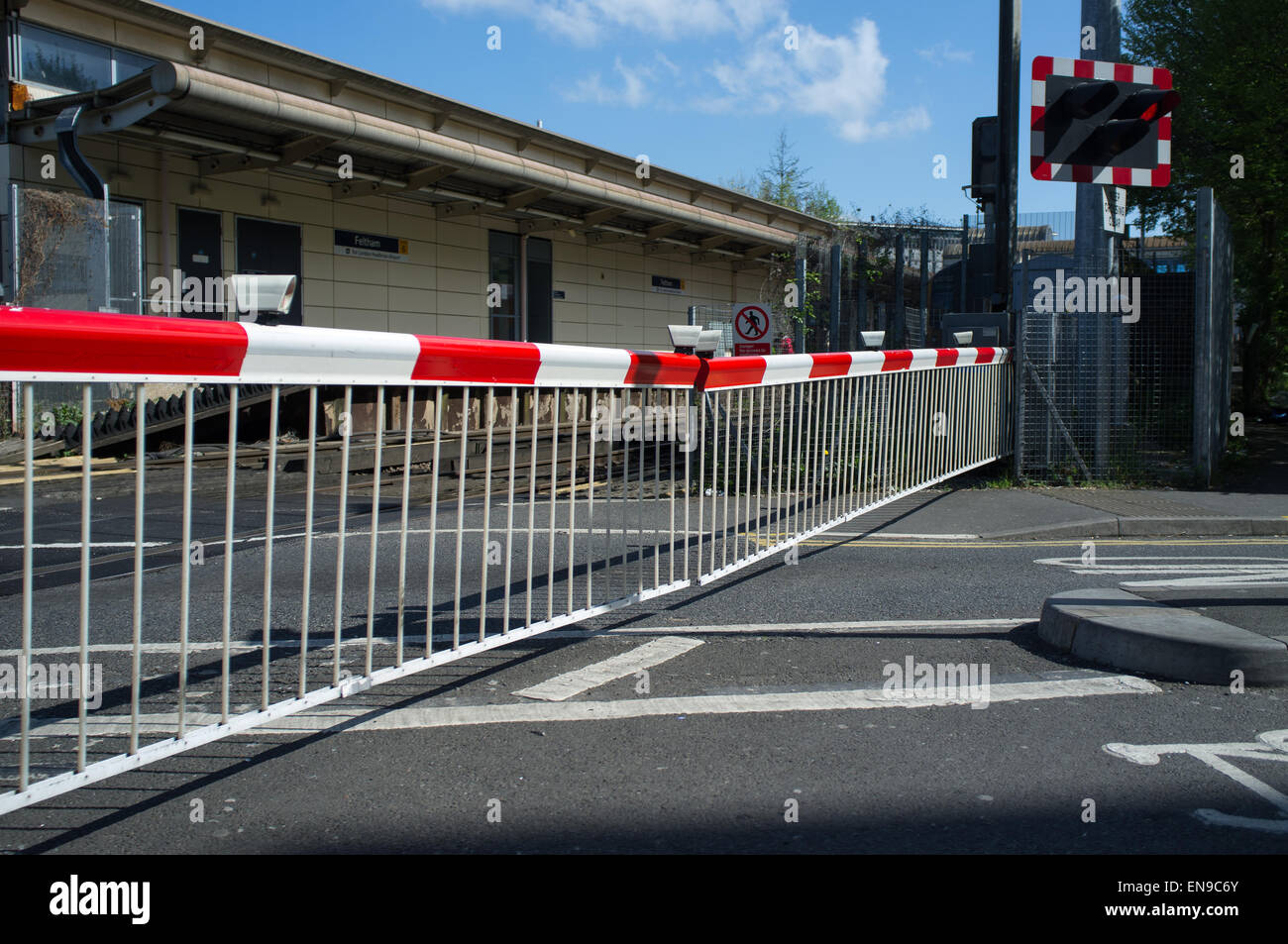 Barrières de fer fermé à la gare de Feltham Banque D'Images