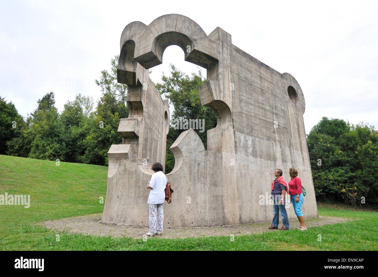 Notre maison du Père, Eduardo Chillida, Sculpture dans le Parque de Los Pueblos de Europa, Gernika-Lumo, Gascogne, Pays Basque, Espagne Banque D'Images