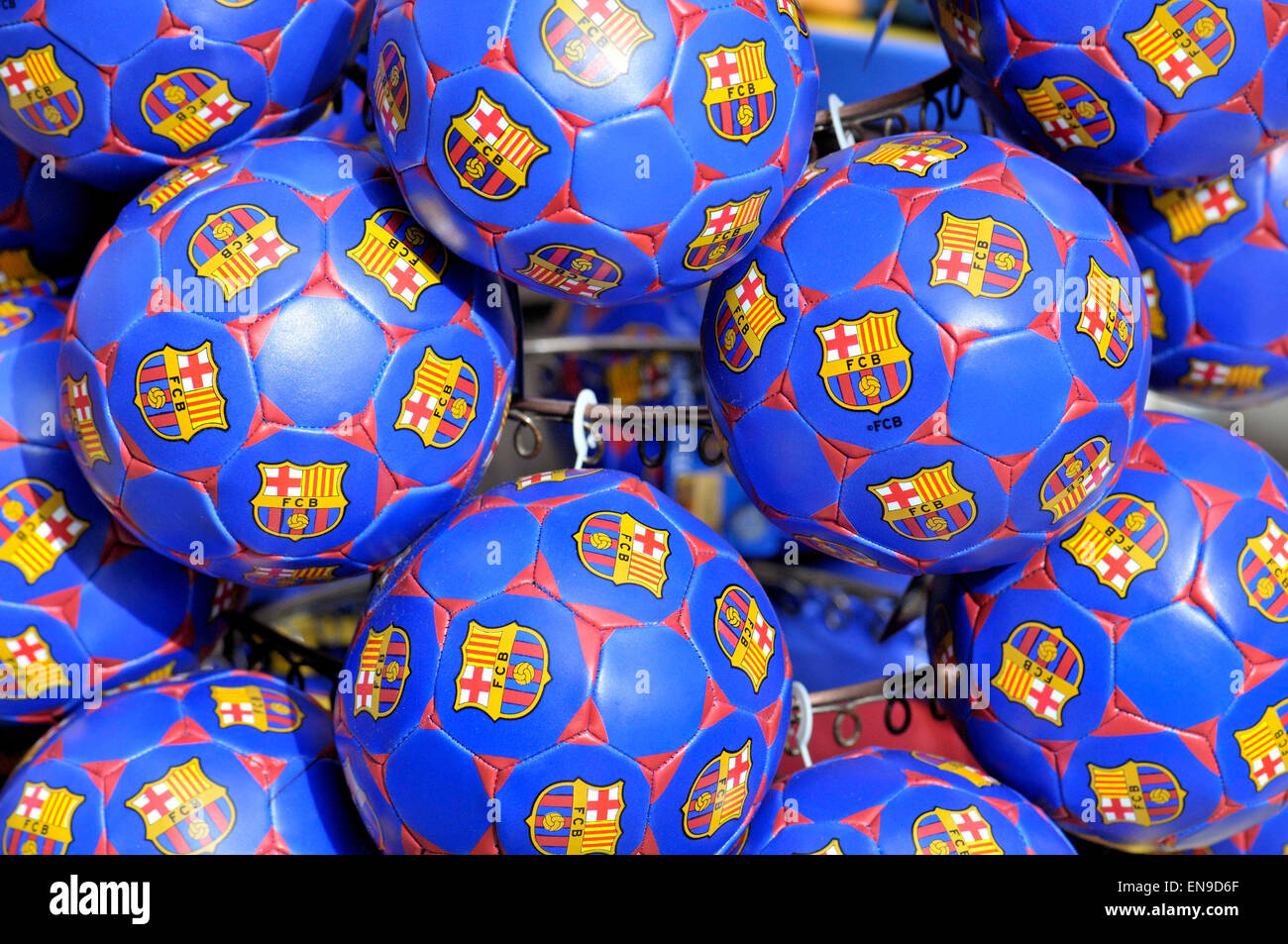 Des ballons de foot avec le logo du club de football de Barcelone Banque D'Images