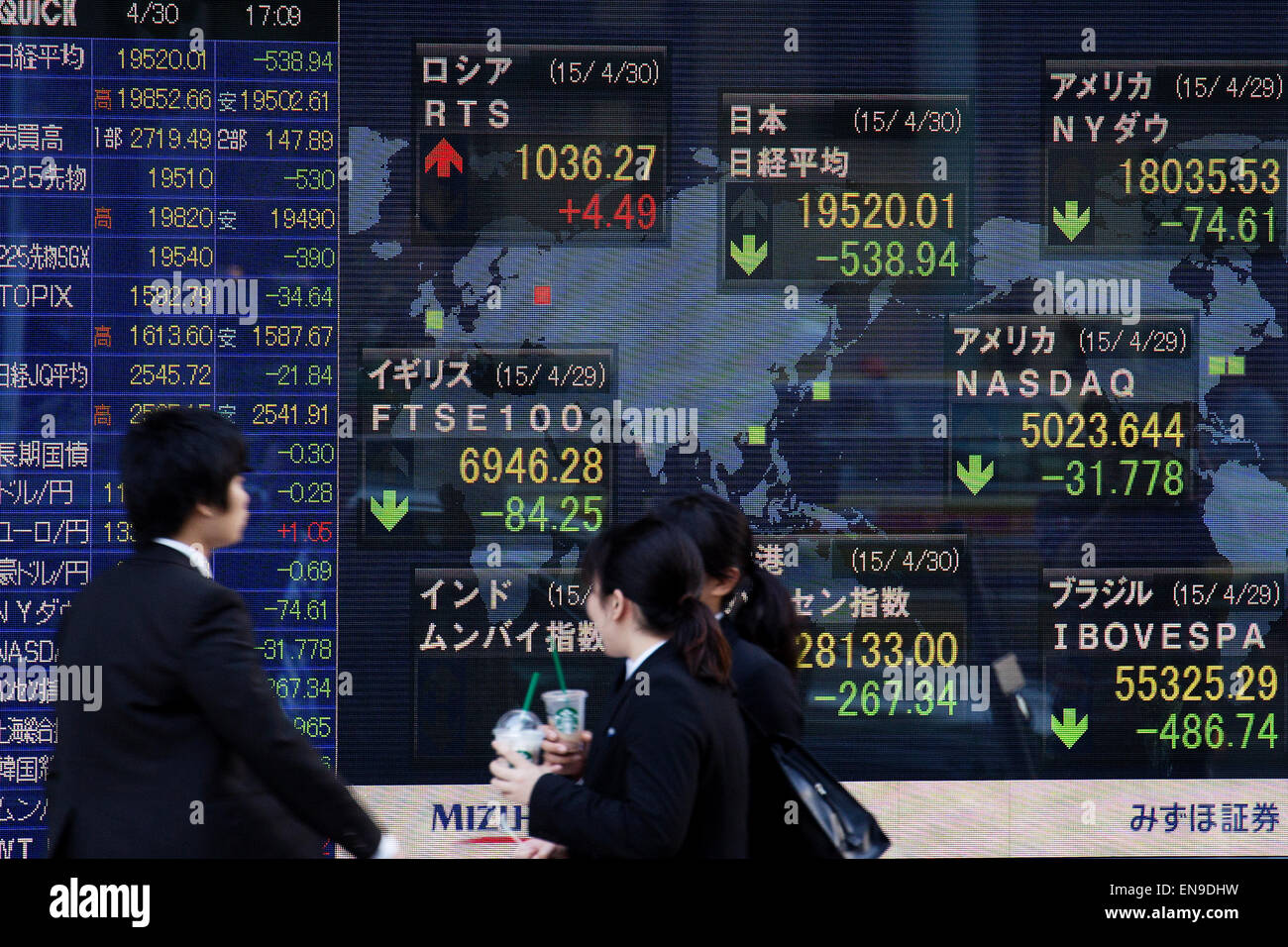 Tokyo, Japon. 30 avril, 2015. Les piétons passent un marché boursier du Conseil de l'indicateur sur le 30 avril 2015, Tokyo, Japon. L'indice Nikkei japonais clos 0,83 % (538,94 points) plus faible à 19 520,01 jeudi. C'est la plus forte baisse en quatre mois après le bref passage de la ligne de 20 000 yens pour la première fois depuis avril 2000. Les marchés asiatiques d'échanges plus faible est tiré vers le bas par la faiblesse de la croissance aux États-Unis les chiffres pour les trois premiers mois de 2015. Credit : Rodrigo Reyes Marin/AFLO/Alamy Live News Banque D'Images