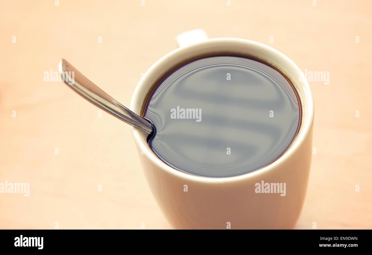 Tasse blanche du café noir sur une table en bois. Filtre de rétro style de l'image. Banque D'Images