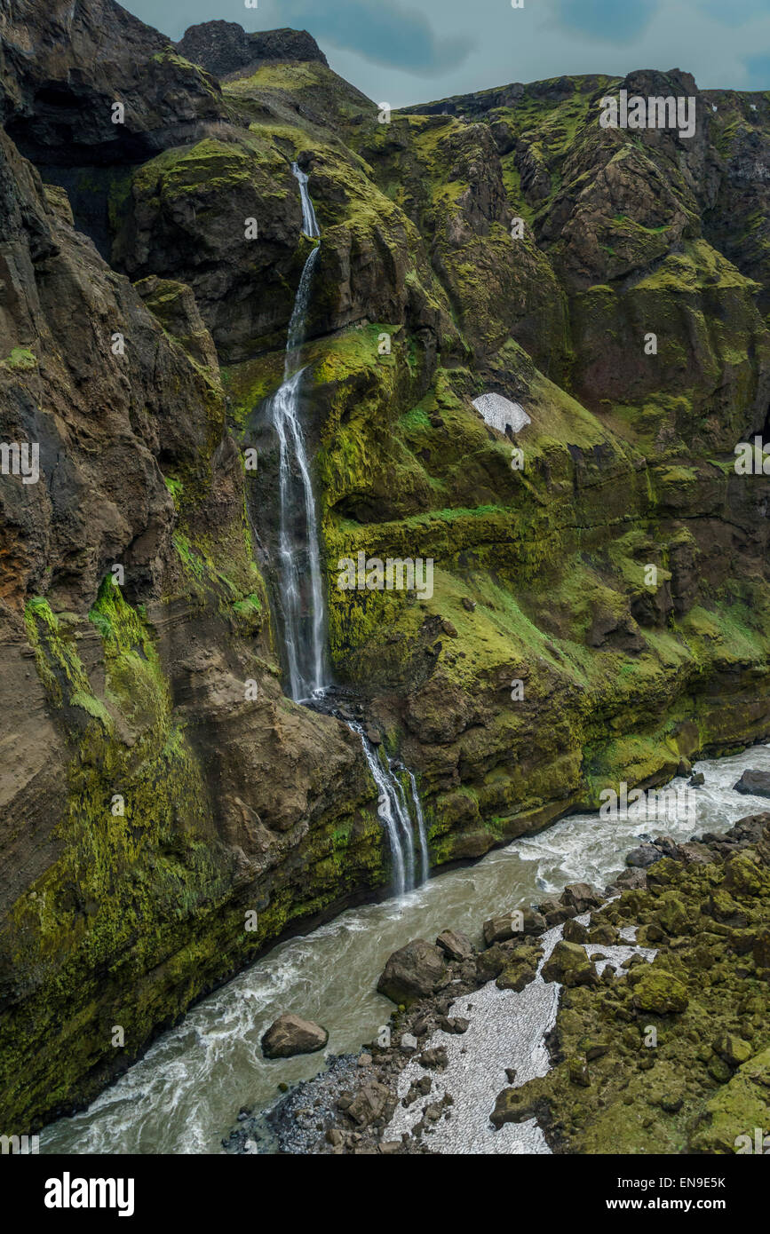 Chutes d'eau dans le canyon de la rivière Markarfljot, une rivière glaciaire, situé sur la côte sud de l'Islande Banque D'Images