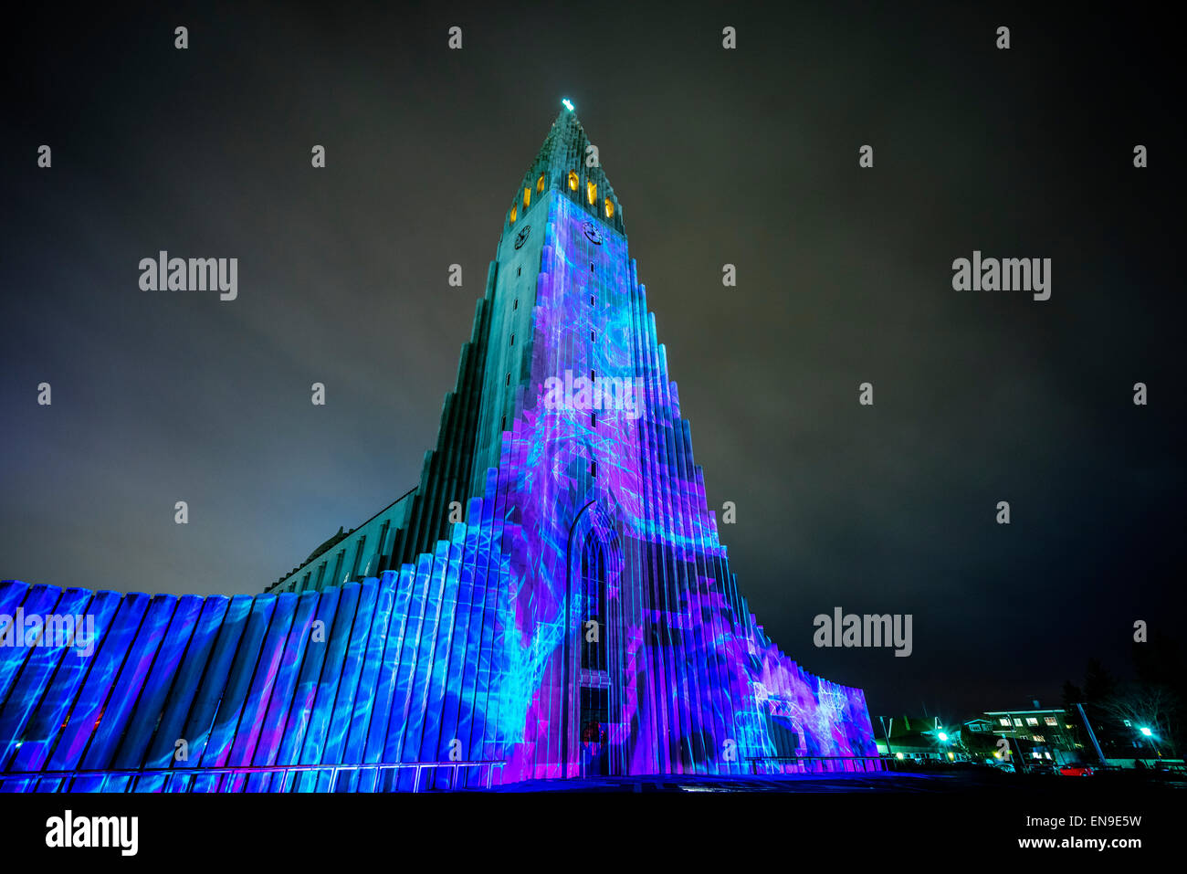 Lumière sur l'église Hallgrimskirkja. Les feux d'hiver annuel festival, Reykjavik, Islande Banque D'Images