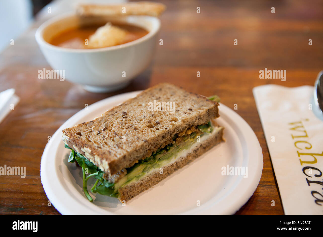 La soupe et le fromage de chèvre, l'avocat, le céleri, le noyer et le cresson pesto sandwich sur pain multigrains à 'WichCraft à Chelsea Piers Banque D'Images