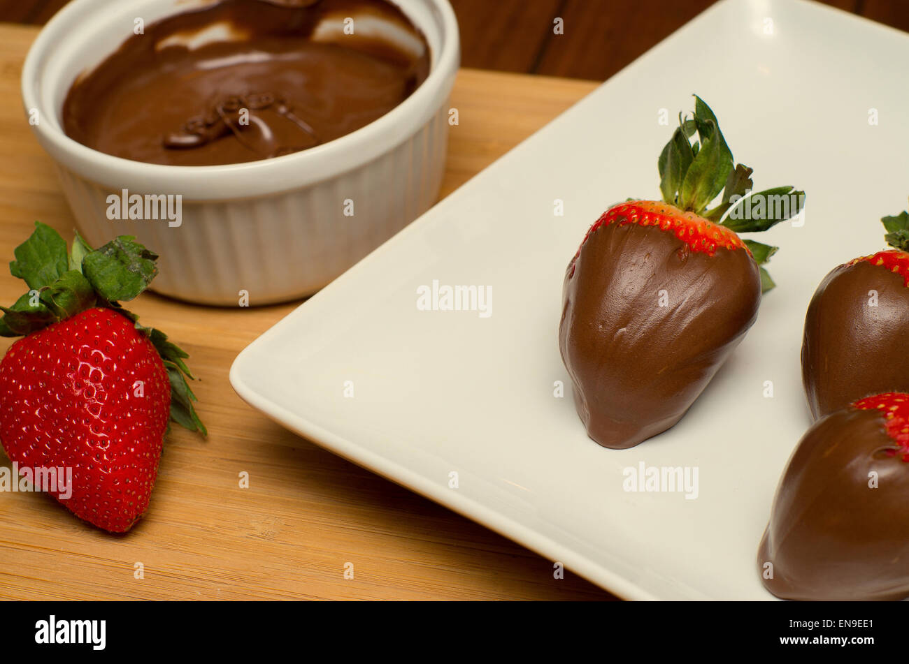 Feux fraîchement des fraises au chocolat Banque D'Images