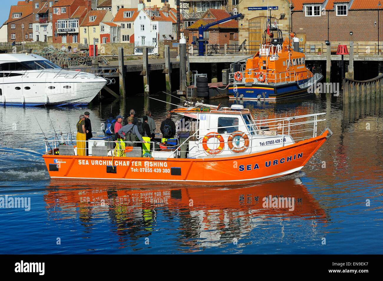 Un bateau de pêche de la mer arrivant à Whitby, North Yorkshire, Angleterre, Royaume-Uni Banque D'Images