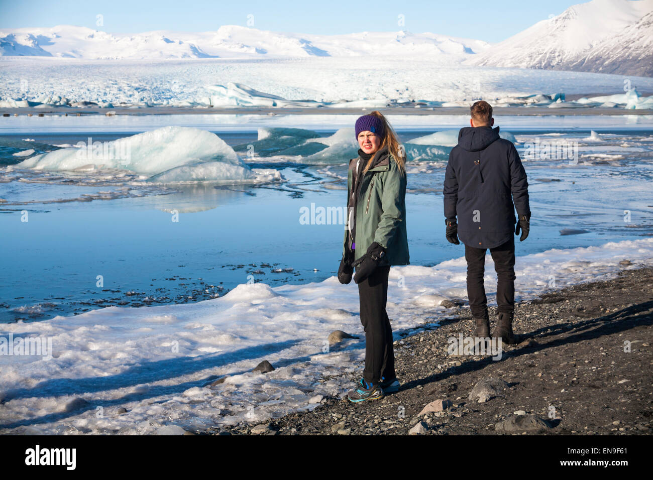Couple de touristes à la lagune Glaciaire de Jokulsarlon, au bord du parc national de Vatnajokull, Islande en février Banque D'Images
