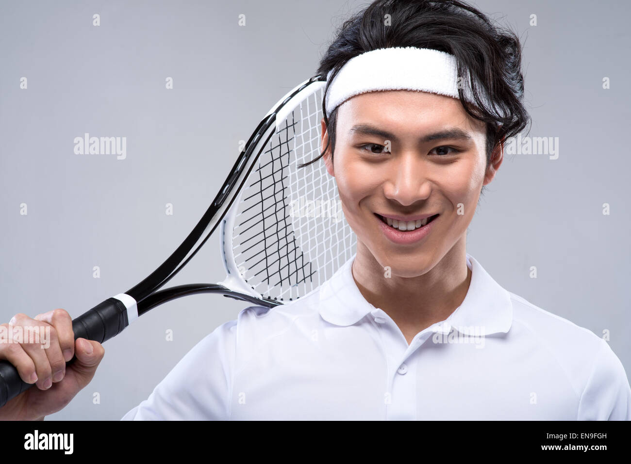 Young man holding raquette de tennis sur les épaules Banque D'Images