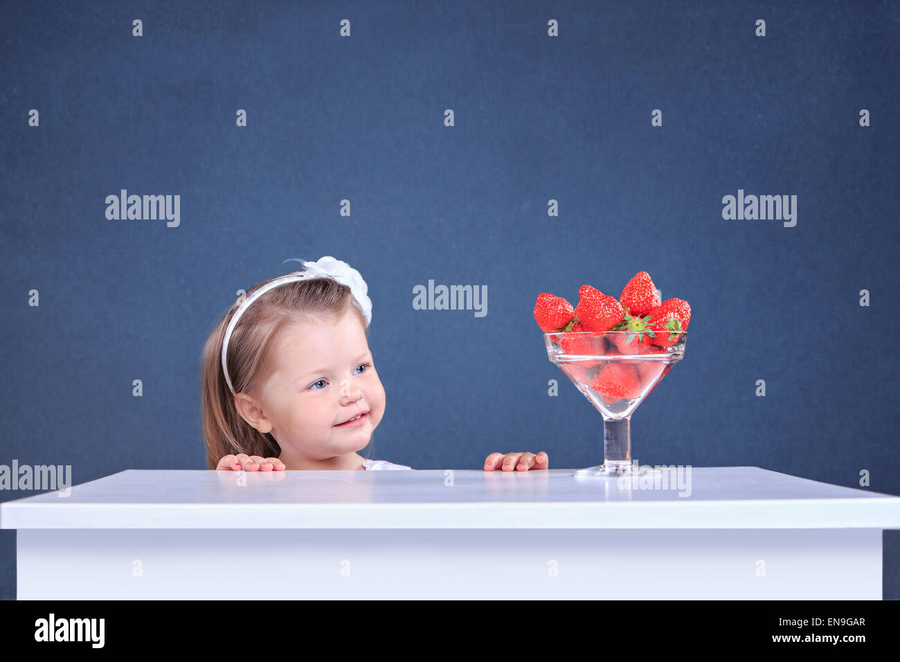 Portrait d'une petite fille avec des fraises Banque D'Images