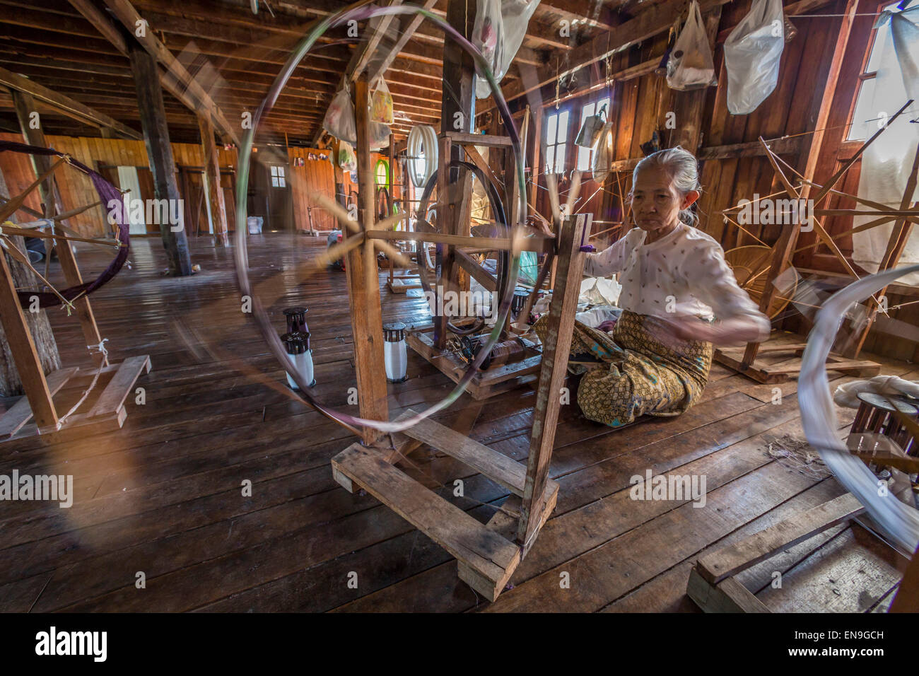 Woman spinning la soie dans la région du lac Inle, Myanmar Banque D'Images