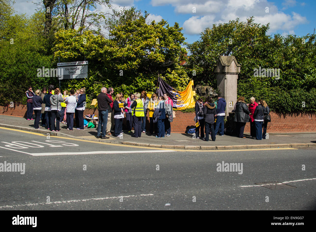 L'Hôpital de la ville, Belfast, Royaume-Uni. 30 avril, 2015. Deux ligne de piquetage pour la Society of Radiographers en dehors de l'hôpital de la ville de Belfast Radiographers Membres en Angleterre, Ecosse et Pays de Galles ont reçu une hausse de 1 % mais l'effectif de radiographie en Irlande du Nord n'ont reçu aucun engagement de la part du gouvernement décentralisé Crédit : Jeffrey silvers/Alamy Live News Banque D'Images