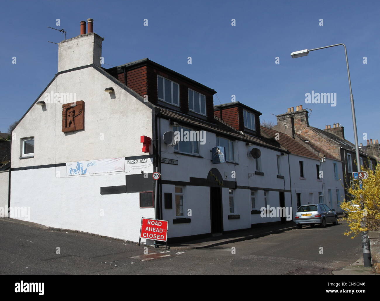 L'extérieur de l'homme dans la roche pub Dysart fife ecosse avril 2015 Banque D'Images