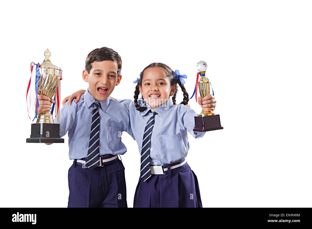 2 enfants de l'école indienne d'amis étudiants trophée Victoire Banque D'Images