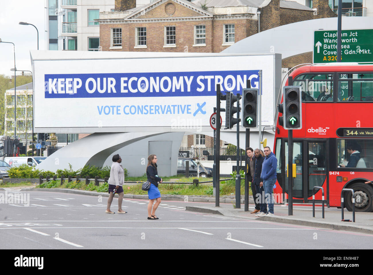 Vauxhall Cross, London, UK. 30 avril 2015. Élection générale 2015 : un babillard électronique publicité le parti conservateur de Vauxhall, avec seulement sept jours à l'élection. Crédit : Matthieu Chattle/Alamy Live News Banque D'Images