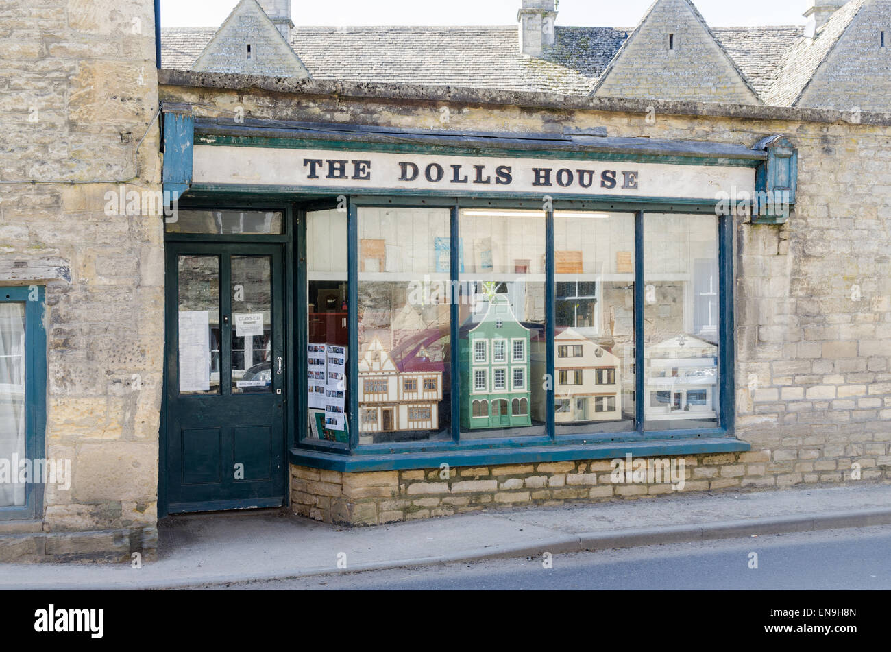 La boutique de la maison de poupées dans la ville de Cotswold Northleach Banque D'Images
