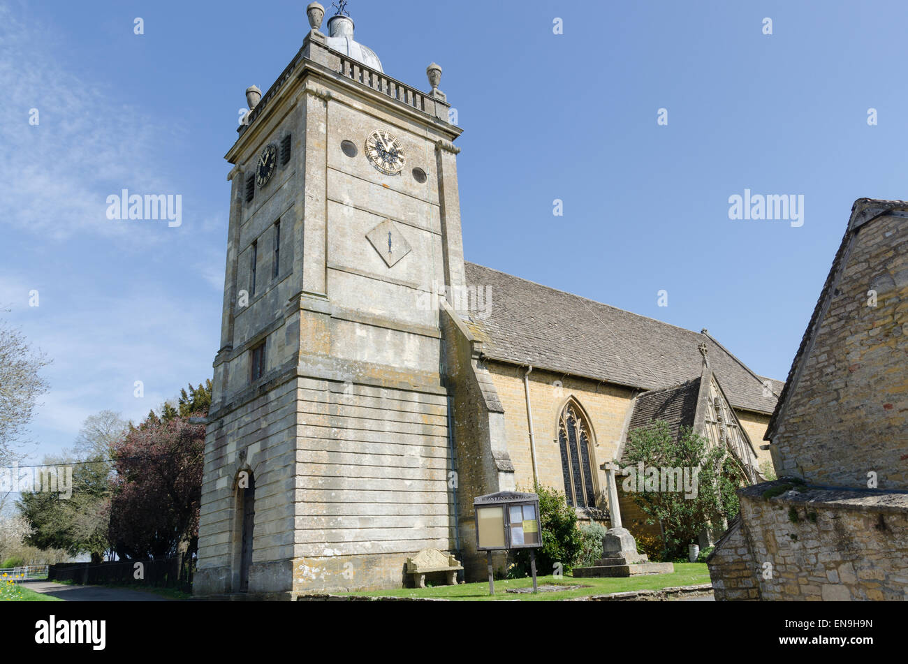 L'église Saint-Laurent en Bourton-on-the-eau dans les Cotswolds Banque D'Images
