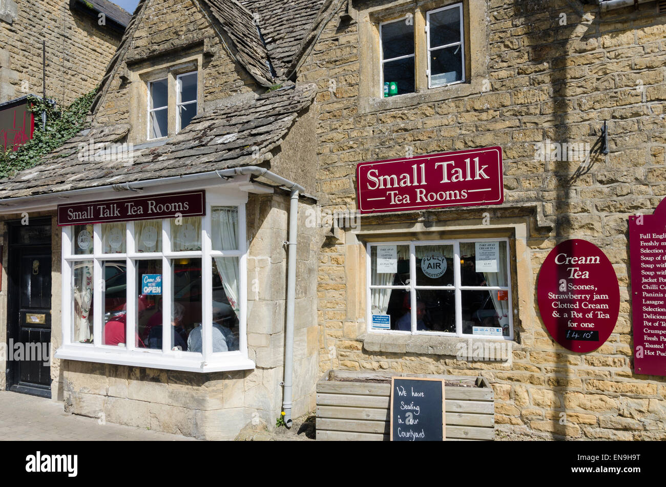 Small Talk Plateau Chambres dans le village de Cotswold Bourton-on-the-Water Banque D'Images