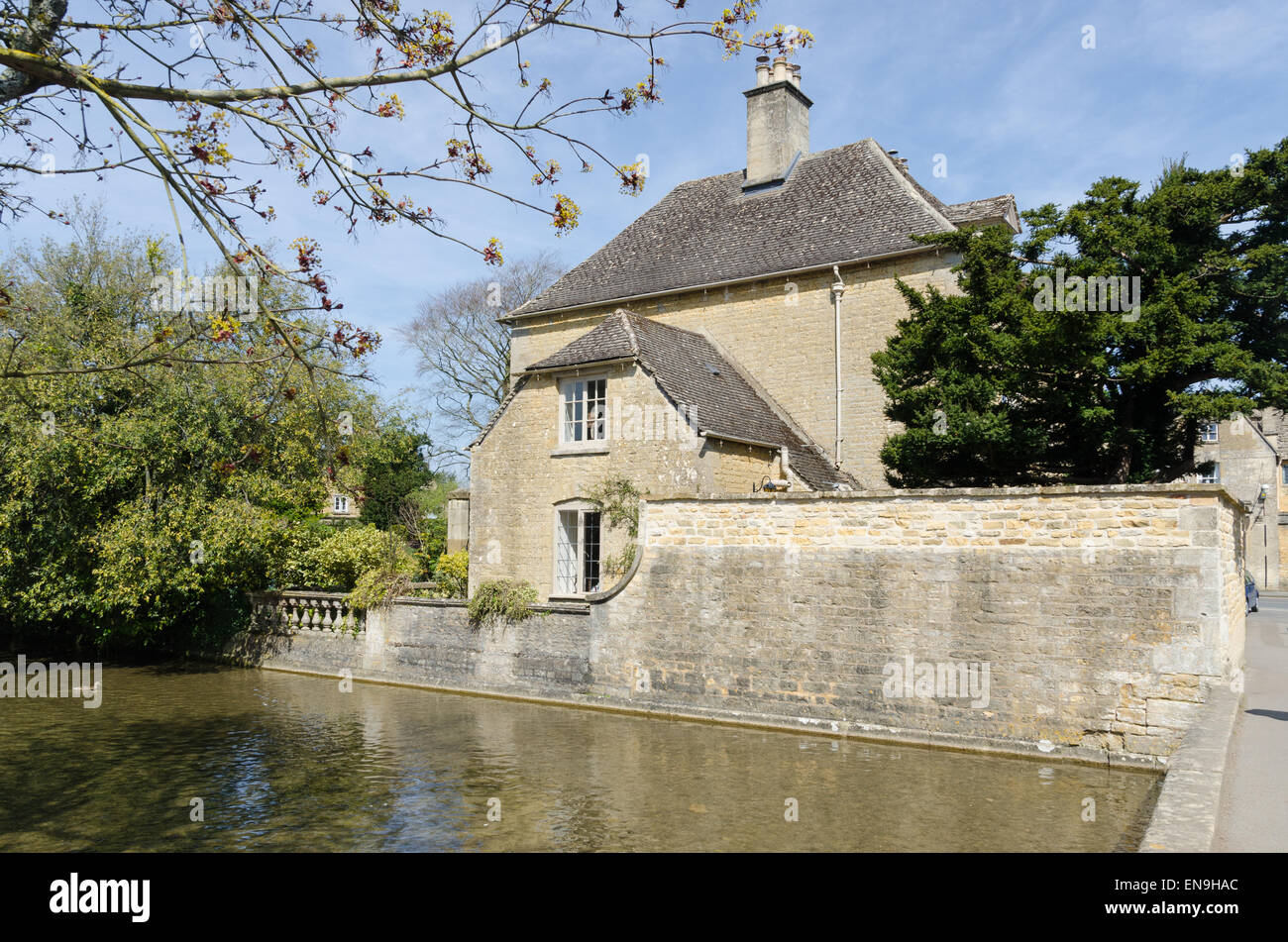 La rivière Windrush circulant dans le centre de Bourton-on-the-eau dans les Cotswolds Banque D'Images