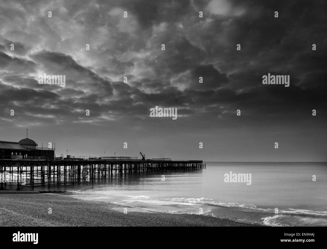 Lever du soleil paysage sur pier en construction et le développement en noir et blanc Banque D'Images