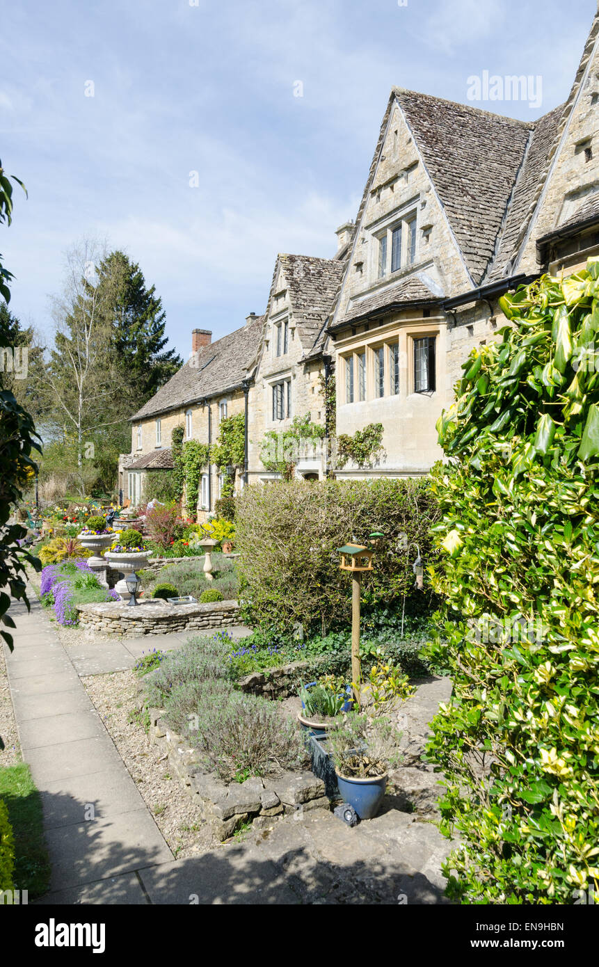 Rangée de cottages traditionnels en pierre dans le village de Cotswold Bourton-on-the-Water Banque D'Images