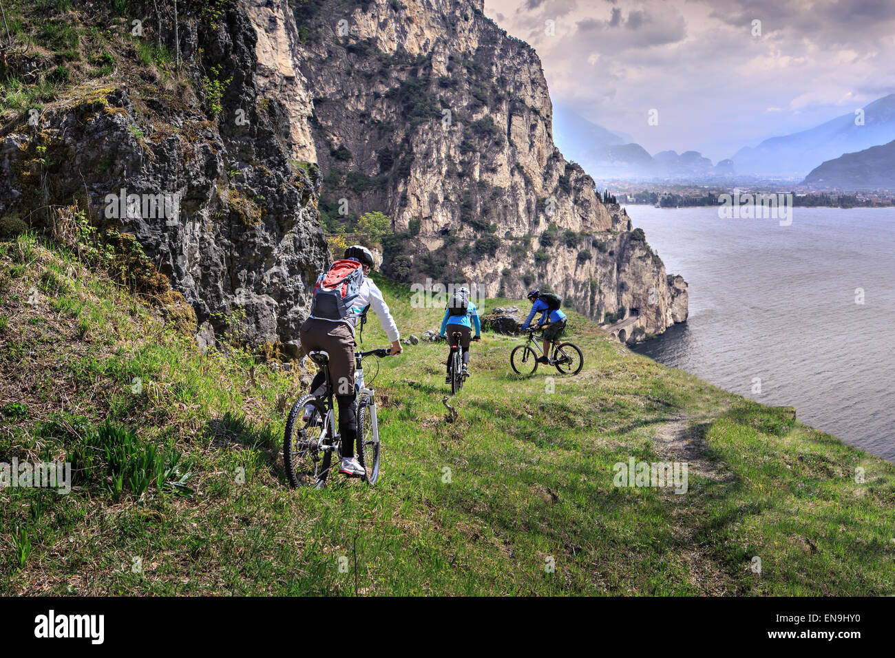 Groupe de motards sur un sentier dans les montagnes Banque D'Images