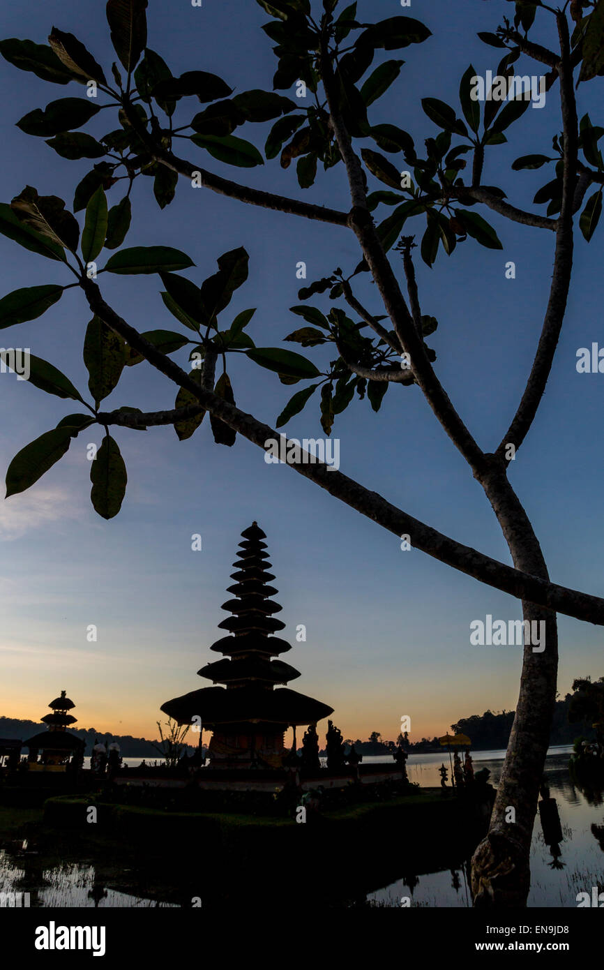 Flottant Ulun Danu, un temple à Bali, de l'eau dans le lac Bratan. Banque D'Images