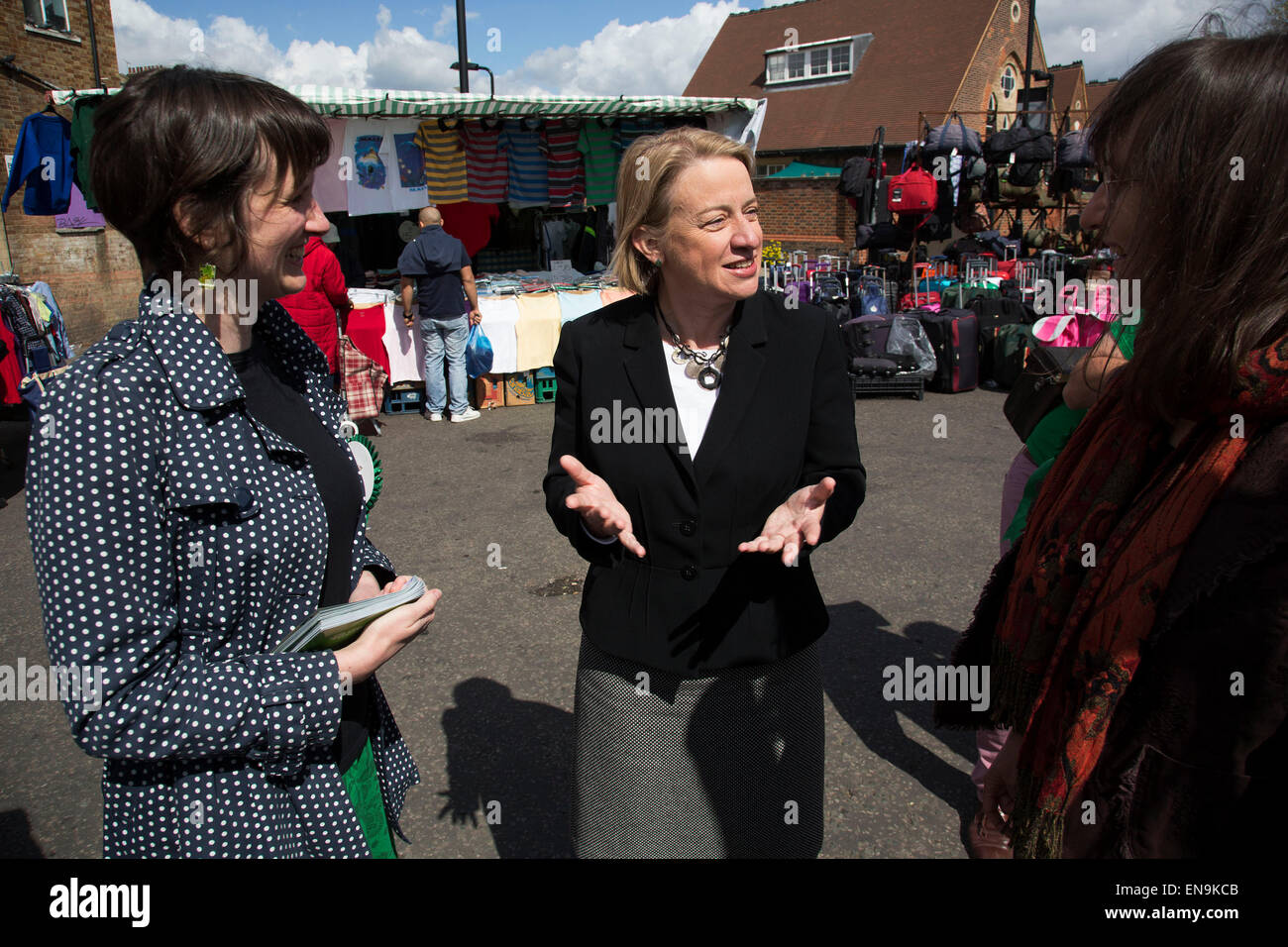 Londres, Royaume-Uni. Jeudi 30 avril 2015. Chef du Parti Vert, Natalie Bennett rend visite à parler à la population locale au Ridley Road Market à Dalston, quartier de Hackney, au cœur de la partie Est de Londres. Natalie Bennett est un homme politique et journaliste britannique. Elle a été élue à son poste de chef du Parti Vert d'Angleterre et du Pays de Galles en 2012. Crédit : Michael Kemp/Alamy Live News Banque D'Images