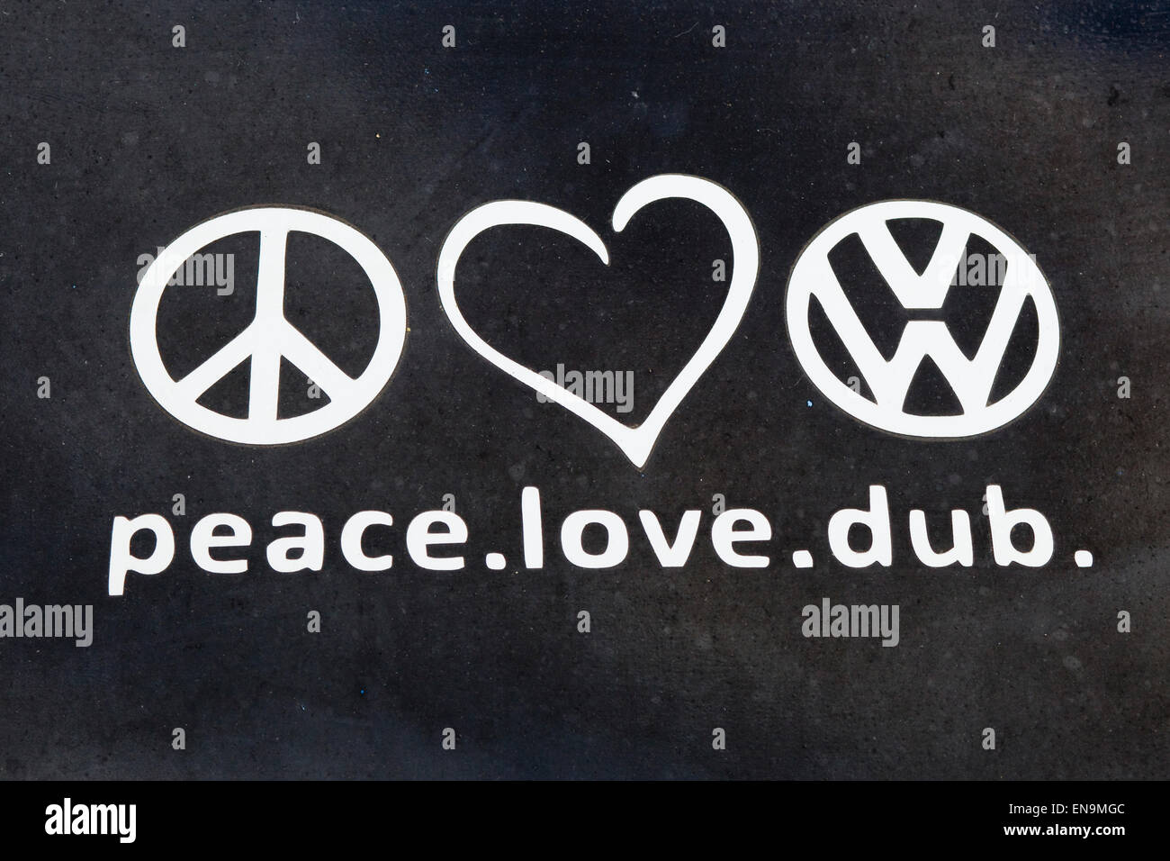 Autocollants sur un camping-car Volkswagen Peace Love Dub Banque D'Images