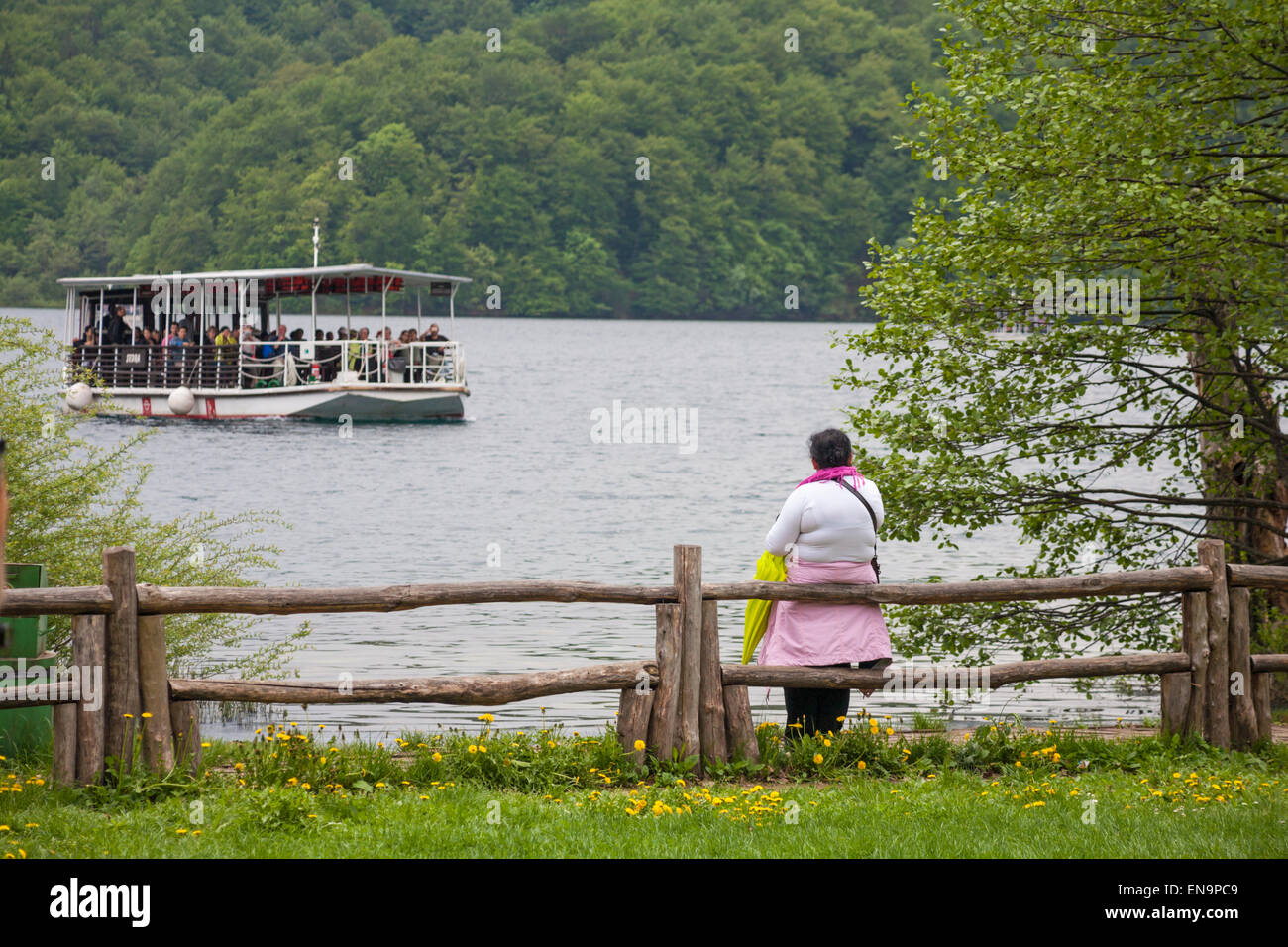 En attendant le bateau sur le lac Kozjak, parc national des lacs de Plitvice, un site du patrimoine mondial de l'UNESCO, en Croatie en mai - Parc national de Plitvice Banque D'Images