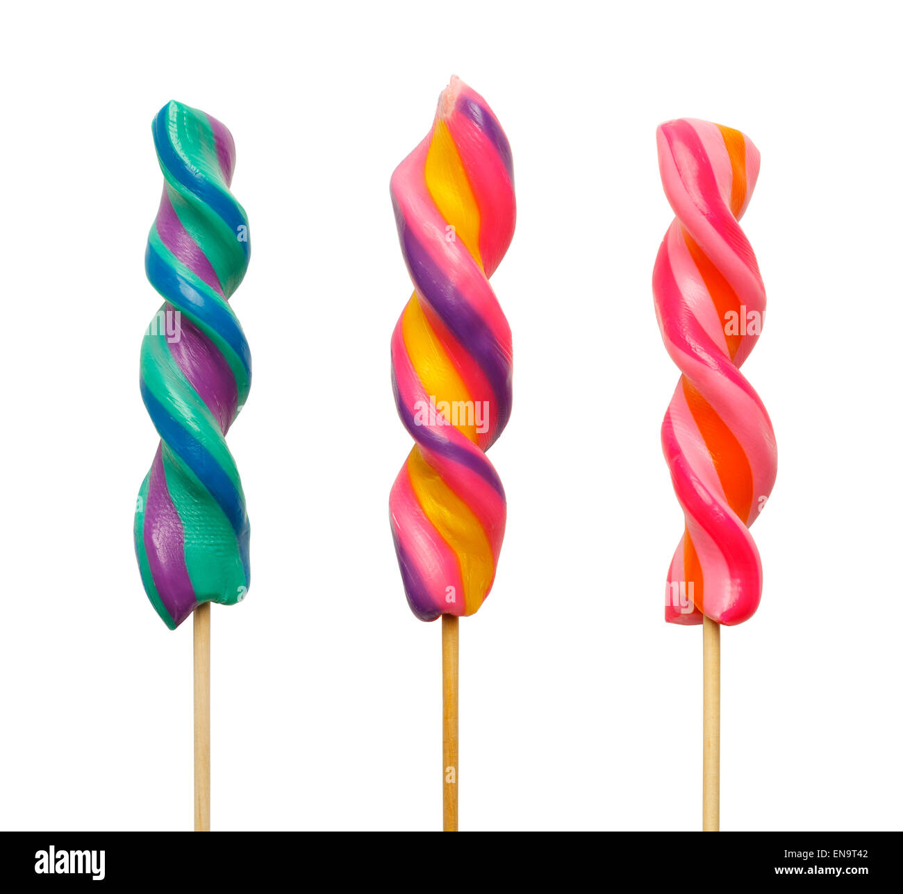 Trois Sucettes torsadées lumineuses et colorées isolé sur fond blanc. Banque D'Images