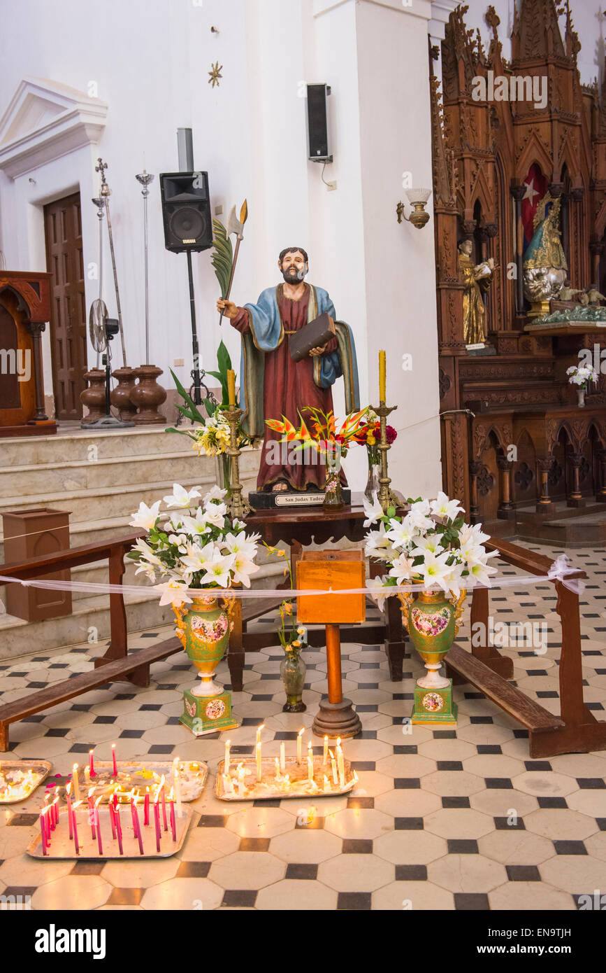 Cuba Trinidad Plaza Mayor Iglesia Parroquial de la Santisima Église de la Sainte Trinité à la fin des années 1800 et figure saint Jude Banque D'Images Cuba Trinidad Plaza Mayor Iglesia Parroquial de la Santisima Église de la Sainte Trinité à la fin des années 1800 et figure saint Jude Banque D'Images