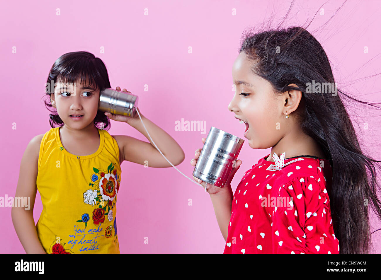 2 Les enfants indiens Téléphone jouet amis profitez Banque D'Images