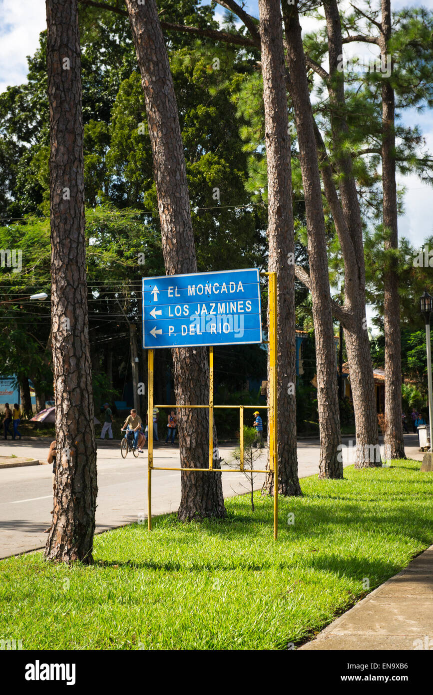 Vinales Cuba rue principale avenue road sign bleu blanc El Mocada , Los Jazmines , P del Rio , arbres herbe cyclist Banque D'Images