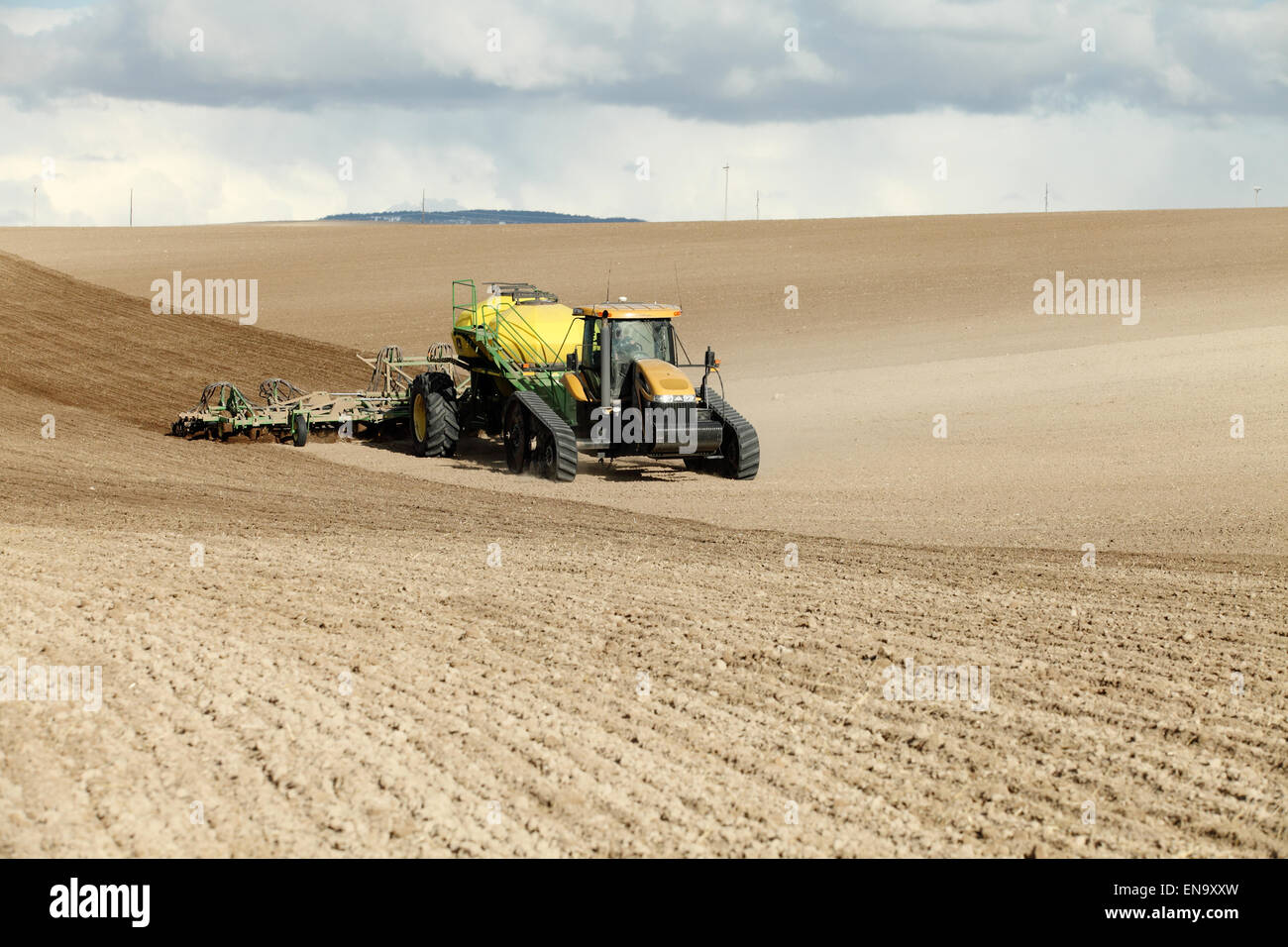 Lignes de plantation de machines agricoles de blé un jour de printemps dans les champs agricoles fertiles de l'Idaho. Banque D'Images