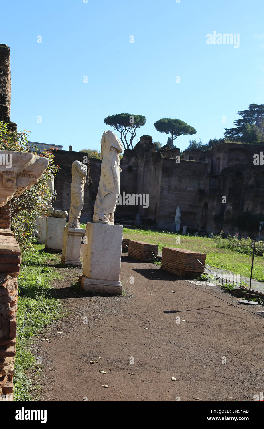 L'Italie. Rome. Forum romain. Maison des vestales. Des statues. Banque D'Images