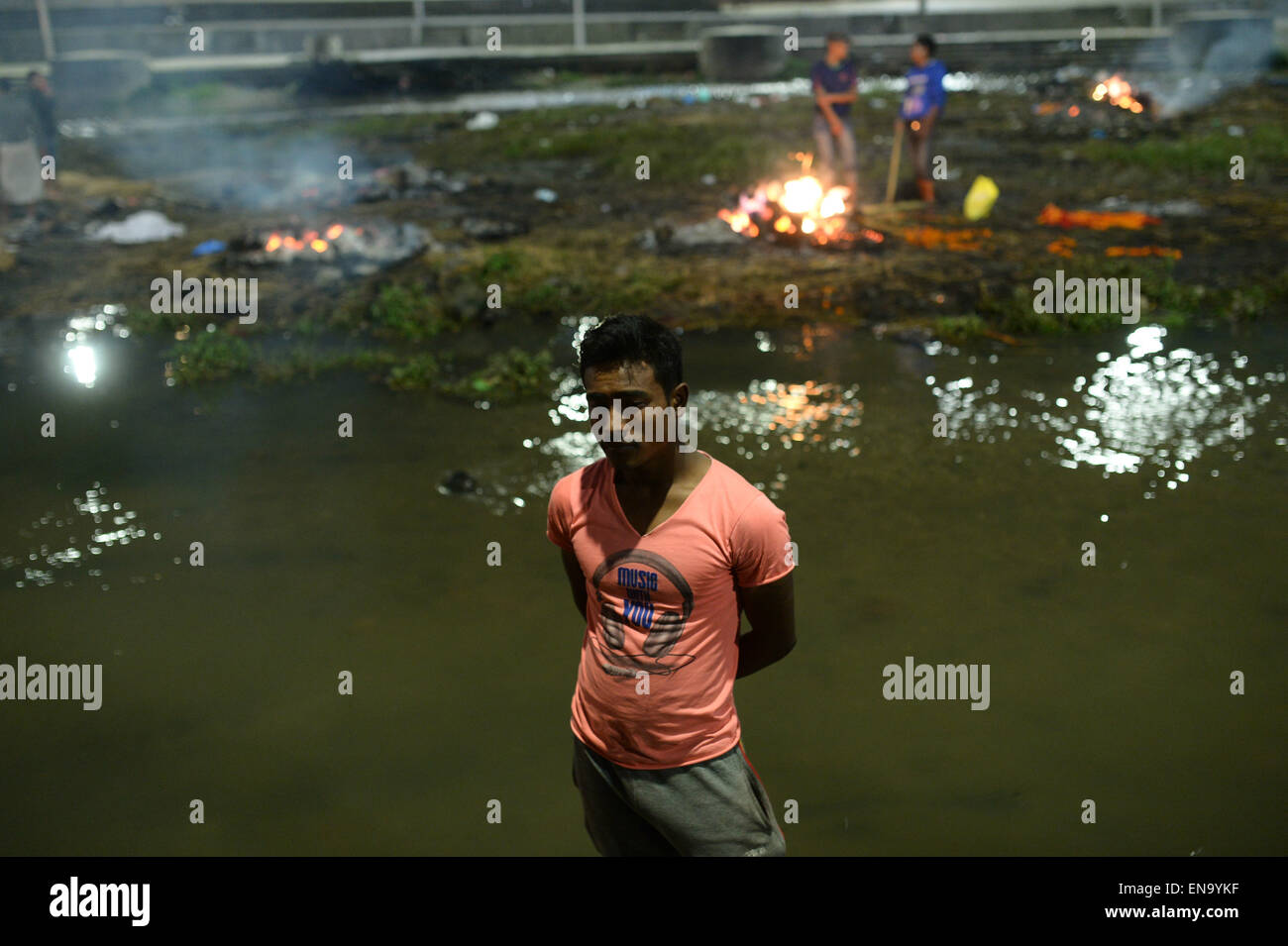 Katmandou, Népal. 30 avril, 2015. Narayan Shrestha, un corps brûleur, avec ses amis à la crémation Pashupati site dans Katmandou, Népal, 29 avril 2015. Il n'a jamais été aussi occupé que les cinq derniers jours, il a dit. Au Népal, les hindous en grande partie morts sont généralement incinérés dans un bûcher sur la crémation motif appelé ghats. Les grands bûchers à Katmandou un site d'incinération brûler autour de l'horloge comme toujours plus de corps de victimes du séisme - de nombreux objets non réclamés - arriver à leurs portes. Dpa : Crédit photo alliance/Alamy Live News Banque D'Images