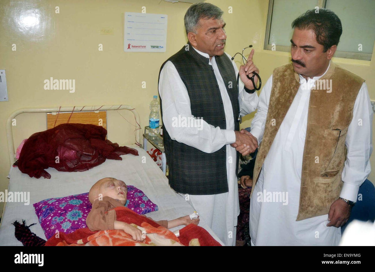 Le ministre de la Santé, du Balouchistan Mir Rehmat Saleh Baloch demande des commentaires sur l'état de santé des patients atteints de cancer après la cérémonie d'inauguration de l'IRM et l'Angiographie Ministère tenue au Complexe Médical de Bolan à Quetta le Jeudi, 30 avril 2015. Banque D'Images